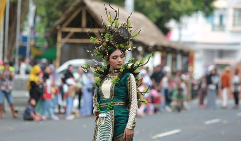 Puluhan model anak-anak hingga dewasa belenggak-lenggok di jalanan Lorong Bambu