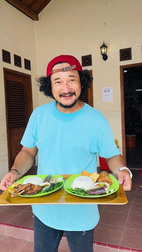 Isa Bajaj kini membuka warung makan bernama Warung Eropa Magetan.