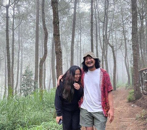 Isa mengelola warungnya bersama sang istri. Istrinya lah yang meracik dan memasak makanan yang dijual. Sedangkan Isa membantu sang istri melayani pembeli.