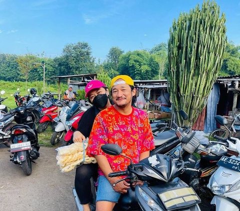 Ini momen saat Isa dan sang istri belanja kebutuhan di pasar. Setiap hari pasangan ini membeli bahan makanan untuk Warung Eropa.