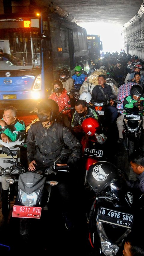 Gara-Gara Motor Berteduh, Underpass Mampang Macet Mengular