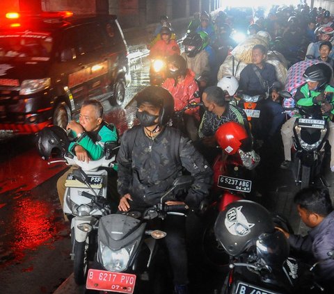 Kemacetan lalu lintas di Ibu Kota memang sudah menjadi langganan bagi para pengguna roda dua maupun roda empat. Rata-rata disebabkan oleh putaran balik arah, lampu merah hingga pengendara roda dua yang sengaja berteduh dari hujan sehingga memakan badan jalan.