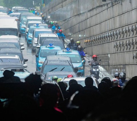 Kemacetan panjang pun jadi tak terhindarkan bagi kendaraan lain yang melintasi underpass tersebut.