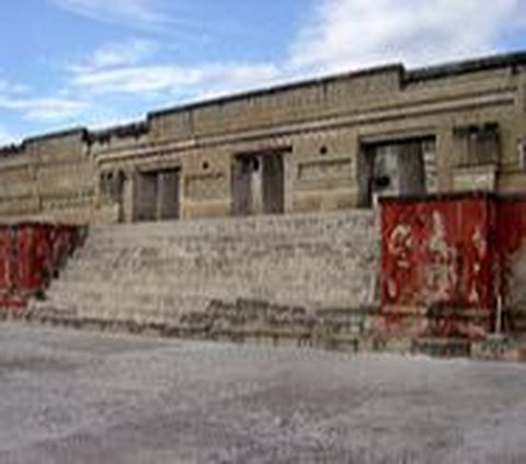 Mitla adalah situs arkeologi yang dikaitkan dengan kebudayaan Zapotec yang berlokasi di Lembah Oaxaca, Meksiko selatan.