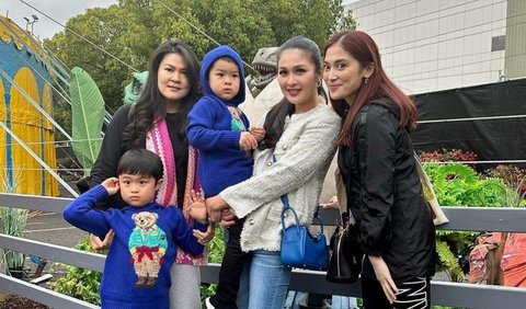 Di kolom komentar unggahan potretnya banyak netizen yang memberikan pujian untuk Sandra dan anak-anaknya.