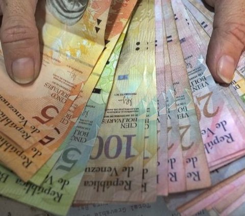 Drew Binsky, seorang konten kreator, pernah mengalami sulitnya menukar uang USD100 di Venezuela. Pengalaman itu dia unggah di akun YouTube MoreTravelsWithDrewBinsky.