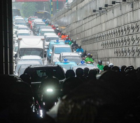 Kondisi ini membuat para pengendara roda empat harus bergantian melewati sisi kanan jalan, sebab pada sisi kiri jalan dipenuhi pengendara sepeda motor yang berhenti untuk berteduh.