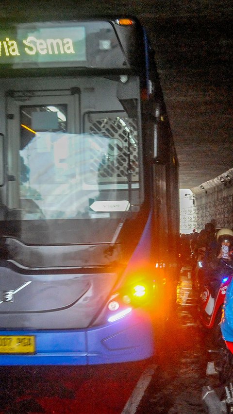 Bus Transjakarta pun jadi terpaksa memperlambat lajunya saat melintasi underpass tersebut.