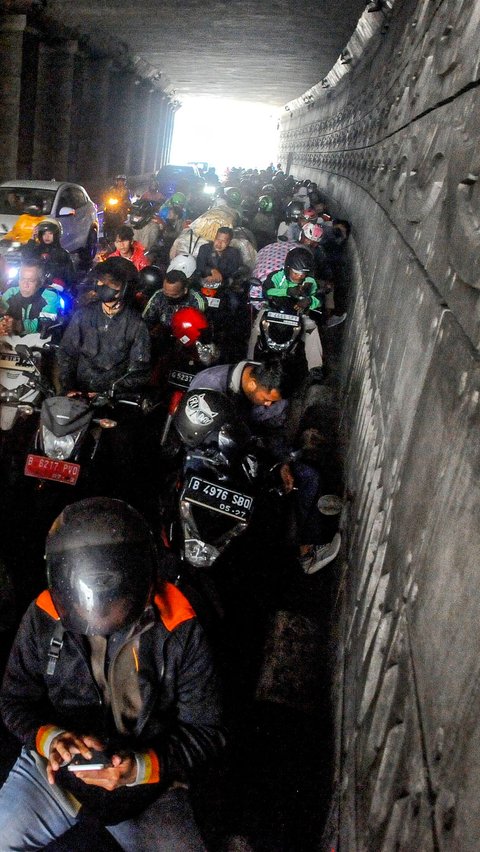 Kemacetan semacam ini memang sering terjadi jika para pengendara kendaraan roda dua berteduh menghindari hujan di underpass.