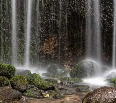 Air Terjun di Desa Klungkung selama beberapa tahun terakhir memang terus menarik minat berbagai lapisan masyarakat. Salah satu sebabnya, akses menuju lokasi tidak terlalu jauh dari pusat kota. Selain itu, tarif masuk ke area wisata itu juga sangat murah.