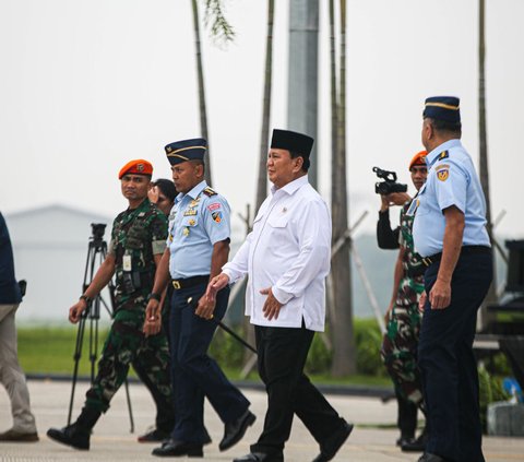 Dari pantauan di Lanud Halim Perdana Kusuma Jakarta, Kamis (6/7/2023) Menteri Pertahanan Prabowo Subianto tampak didampingi langsung Kepala Staf Angkatan Udara (KSAU) Marsekal TNI Fadjar Prasetyo dalam menyambut kedatangan pesawat buatan Lockheed Martin ini.
