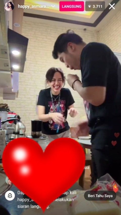 Hal itu terlihat saat live streaming di Instagram milik Happy Asmara belum lama ini. Happy terlihat bersama Delva sedang asyik masak bersama. Tak sedikit pula dari para penggemar yang menduga jika kini Happy dan Delva memiliki hubungan spesial alias pacaran.