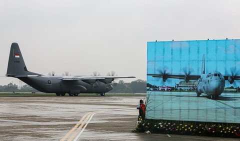 Soal spesifikasi pada Pesawat C-130J Super Hercules ini memiliki panjang 34,69 meter, tinggi 11,9 meter, dan lebar sayap 39,7 meter.