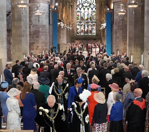 Upacara yang berlangsung di Katedral St. Giles ini untuk memberikan Raja kesempatan mengabdikan diri kepada rakyat Skotlandia. Selama kebaktian, Raja diberikan Permata Mahkota Skotlandia, yang secara resmi dikenal sebagai Honours of Scotland.