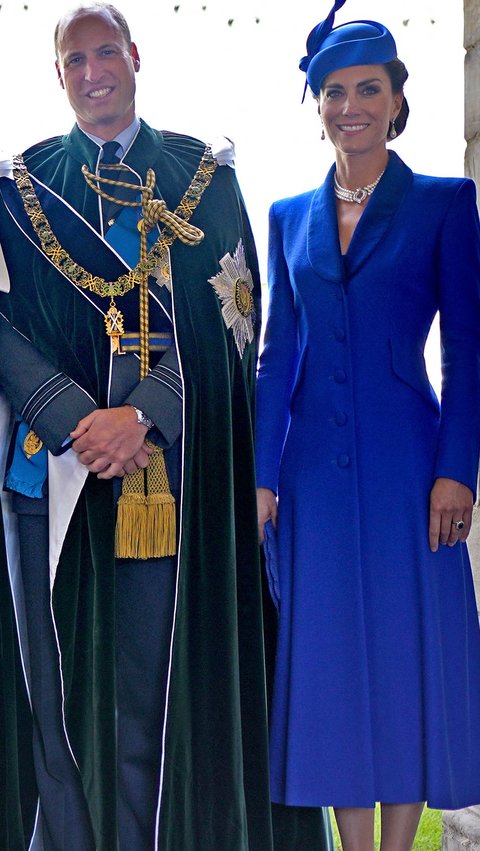 Pada acara itu Istri dari Pengeran Wiliam itu tampil mengenakan gaun mantel biru tua dengan kerah beludru rancangan Catherine Walker & Co dan topi Philip Treacy.