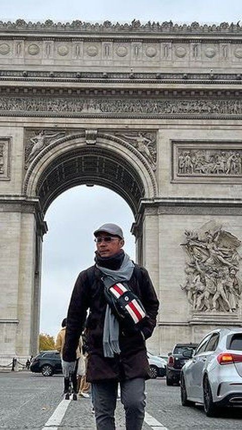 Potret Irfan saat berpose di depan bangunan Arc de Triomphe Paris.