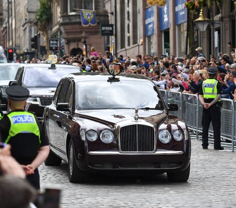 Antusiasme rakyat Skotlandia tampak begitu besar saat melihat iring-iringan Raja Inggris Charles III dan Ratu Camilla kembali ke Istana Holyroodhouse di State Bentley setelah menghadiri acara Layanan Nasional Thanksgiving dan Dedikasi, di Edinburgh.