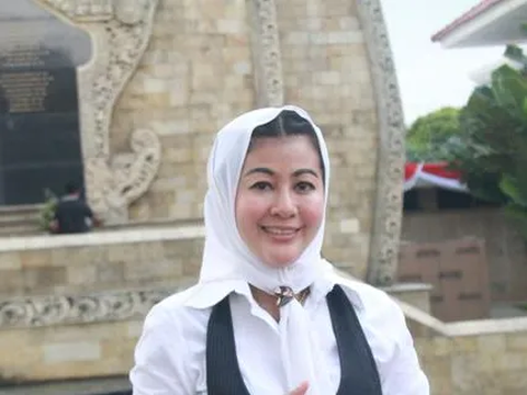 Wanita Emas Mischa Hasnaeni Moein dikenal sebagai pendiri sekaligus Ketua Umum Partai Era Masyarakat Sejahtera (Partai Emas).