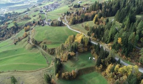 Oberhalbstein berada di daerah Graubunden, wilayah Swiss paling timur. Lokasinya sekitar 100 mil atau sekitar 160,9 kilometer.