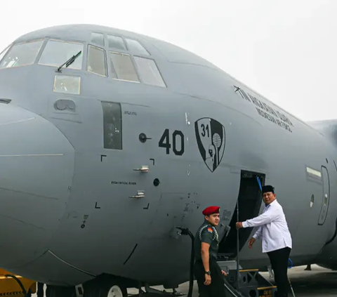 Bahkan Prabowo bersama Kepala Staf Angkatan Udara Marsekal TNI Fadjar Prasetyo sempat menjajal Super Hercules C-130J.