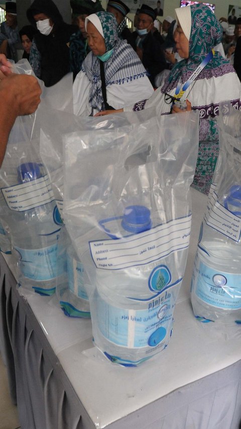 Untuk air zamzam pada tahun ini para jemaah memperoleh 10 liter. Hal ini disampaikan oleh Menteri Agama Yaqut Cholil Qoumas saat melepas 369 jemaah kelompok terbang (kloter) 1 Embarkasi Batam (BTH 01) pada  Senin (3/7/2023).