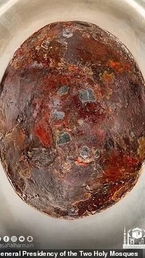 Amazing Portrait of Hajar Aswad in High Resolution, Turns Out to be Reddish