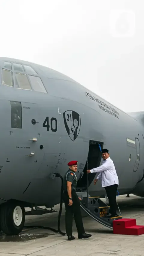 Menhan Prabowo Serahkan Pesawat Super Hercules C-130 ke TNI AU