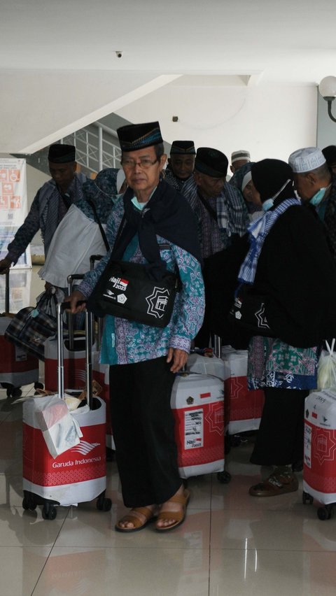Salah satu jemaah haji berjalan menuju aula Asrama haji Pondok Gede setiba di Jakarta pada Kamis (6/7/2023).