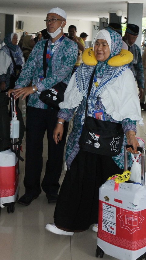 Jemaah haji memegang koper barang bawaan masing-masing ketika tiba di Asrama Haji Pondok Gede, Jakarta, Kamis (6/7/2023).