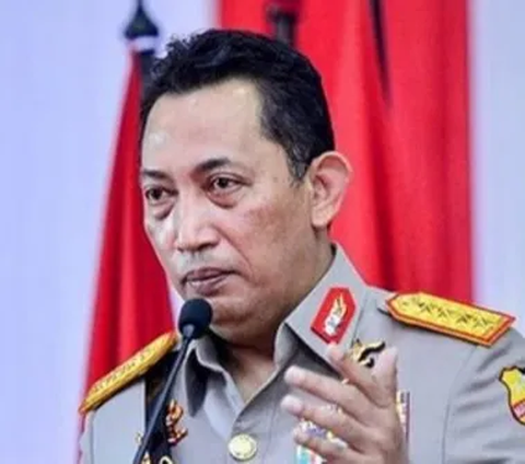 Santunnya Jenderal Sigit ke Anak Buah, Bungkukkan Badan Salami Polisi yang Pakai Tongkat
