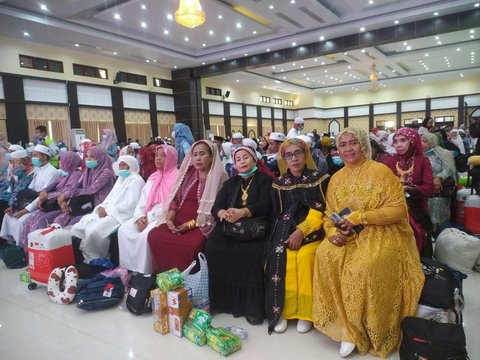 Akali Kelebihan Bagasi, Jemaah Haji Makassar Pakai Baju 15 Lapis
