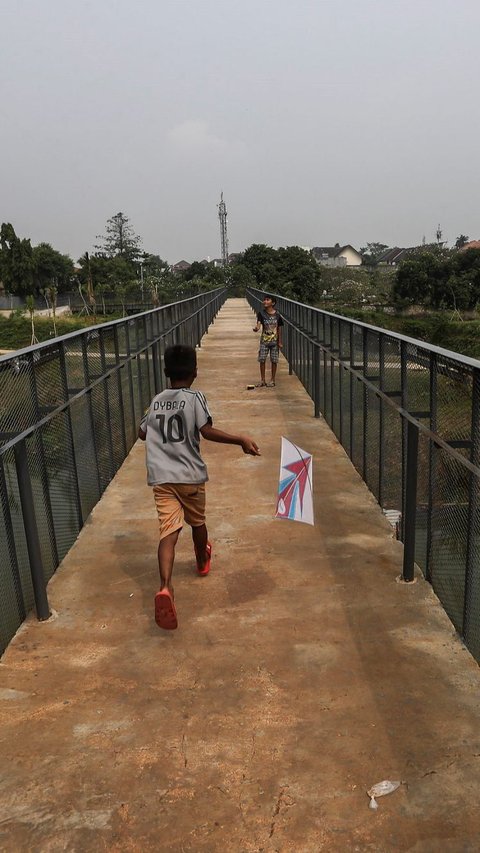 Di atas waduk ini juga terdapat jembatan penyeberangan yang menjadi penghubung antara kedua daratan.