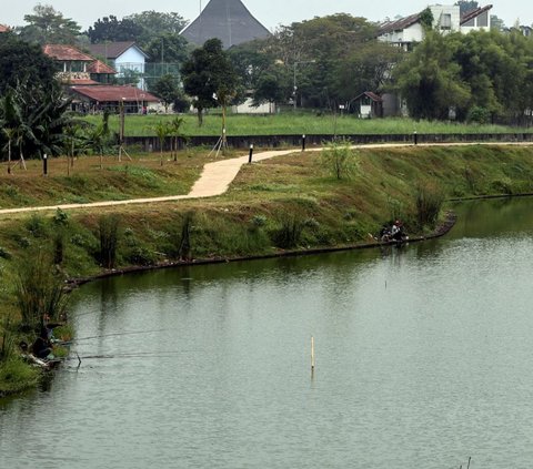 Kondisi waduknya yang tenang pun cukup menarik bagi warga yang memiliki hobi memancing.