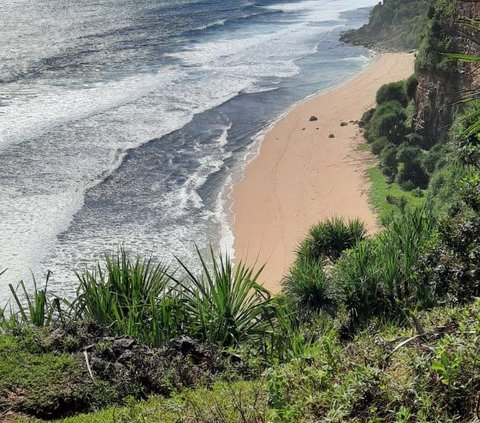 Mengunjungi Pantai Watunene di Gunungkidul, Surga Tersembunyi di Balik Tebing Karang