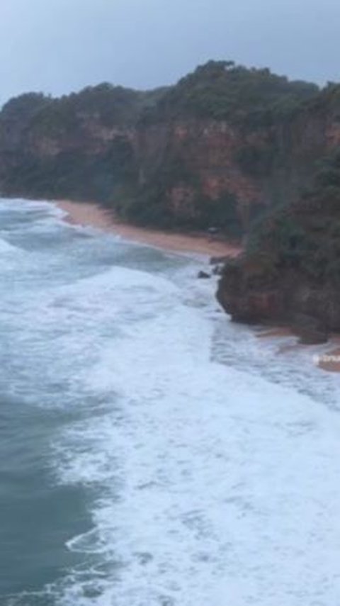 Pantai Watunene terletak di antara Pantai Seruni dan Pantai Pok Tunggal. Suasananya belum terlalu ramai.