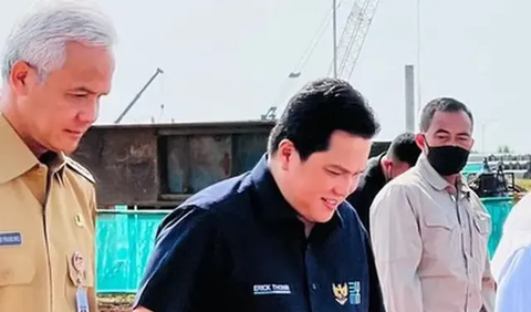 Menteri BUMN Erick Thohir bertemu dengan bakal calon presiden (bacapres) 2024 PDIP Ganjar Pranowo empat mata. Keduanya berdiskusi di rumah Perwakilan Pemprov Jateng di Jakarta.