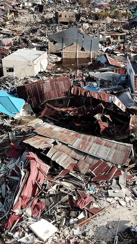 Bocah Ngaku Yatim Piatu Korban Tsunami Palu Terlantar di Tol, Jalan Kaki dari Takalar ke Makassar