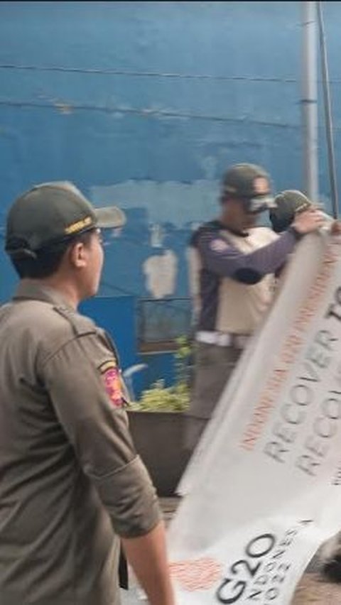 Pada lokasi yang sama juga diturunkan spanduk Ucapan Ultah ke-50 PDIP bergambar kader PDIP, Nurul Setyawati dan Made Rian Kartika.