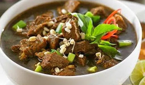 Banyak masakan khas Indonesia yang menggunakan bahan dasar daging. Seperti rawon, soto, rendang, tongseng, sate daging dan lain sebagainya.