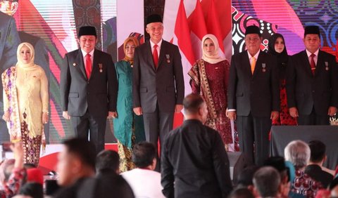 Gubernur Jawa Tengah Ganjar Pranowo menerima penghargaan Satyalencana Wira Karya atas jasa-jasanya dalam memberikan darma bakti kepada negara.