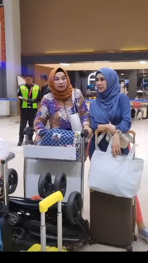 Potret Kompak Mama Amy dengan Ibunda Jeje, Jalan-jalan ke Singapura Ngasuh Cucu