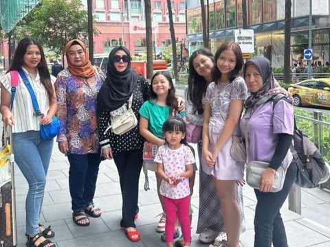 Potret Kompak Mama Amy dengan Ibunda Jeje, Jalan-jalan ke Singapura Ngasuh Cucu