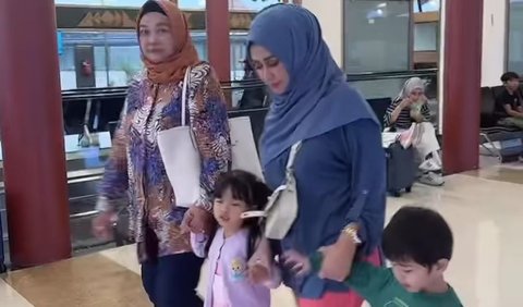 Potret Kompak Mama Amy dengan Ibunda Jeje, Jalan-jalan ke Singapura Ngasuh Cucu