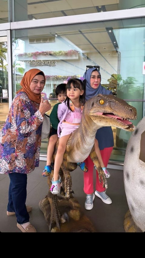 Potret Kompak Mama Amy dengan Ibunda Jeje, Jalan-jalan ke Singapura Ngasuh Cucu