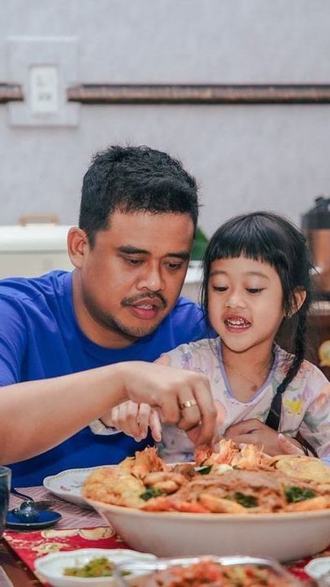 Bobby membagikan momen-momen indah perayaan ulang tahunnya di akun media sosial miliknya. Terlihat, Bobby memangku anak pertamanya Sedah Mirah Nasution. Keduanya duduk di kursi meja makan paling ujung.
