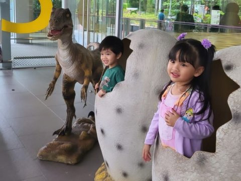 Potret Kompak Mama Amy dengan Ibunda Jeje, Jalan-jalan ke Singapura Ngasuh Cucu