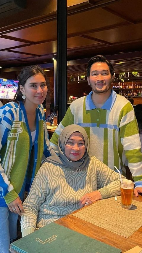 Potret Kompak Mama Amy dengan Ibunda Jeje, Jalan-jalan ke Singapura Ngasuh Cucu