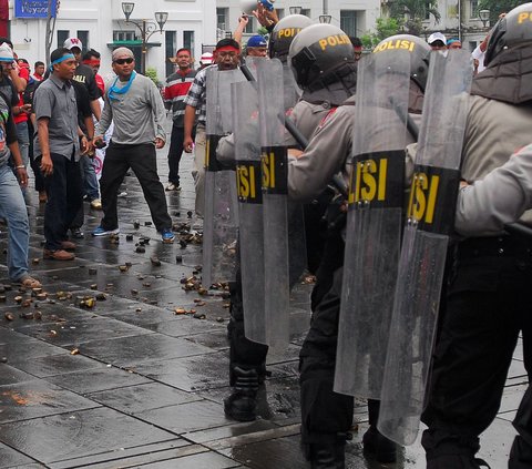 Brimob Terkena Busur saat Ricuh Penggusuran Rumah Ilegal, Anak Panah Menancap di Bahu