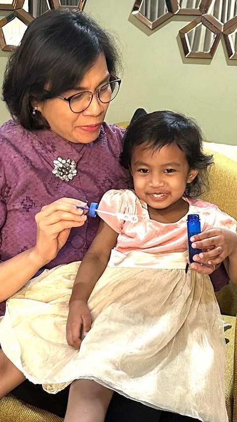 Menteri Keuangan RI Sri Mulyani Indrawati membagikan sosok sang cucu yang menjadi vitaminnya.
