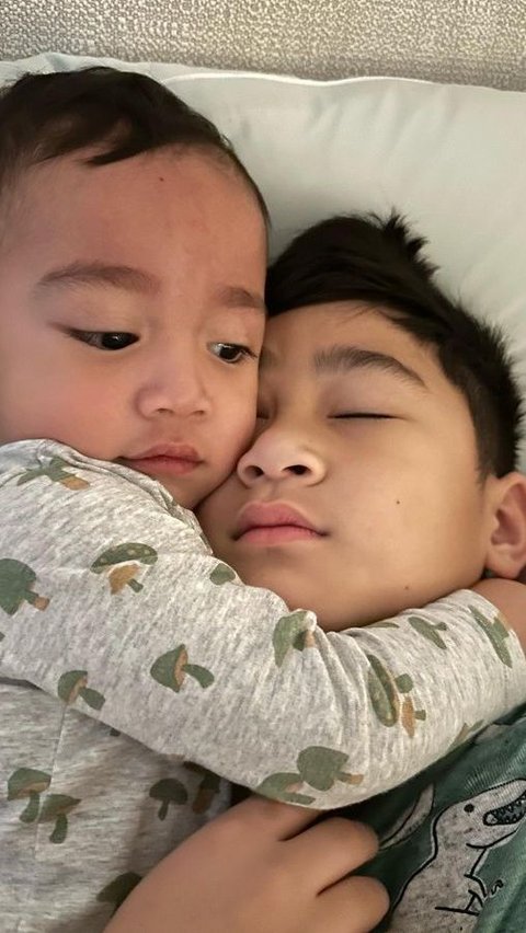 Pose Rafathar & Rayyanza Lagi Melamun Viral, Komentar Warganet Bikin Ngakak